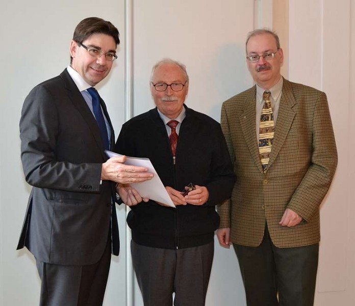 Bürgermeister Thomas Hirsch, Dr. Heinrich Metz und Gerhard Blumer (Ehrenamtlicher Beauftragter des Volksbundes Deutsche Kriegsgräberfürsorge)